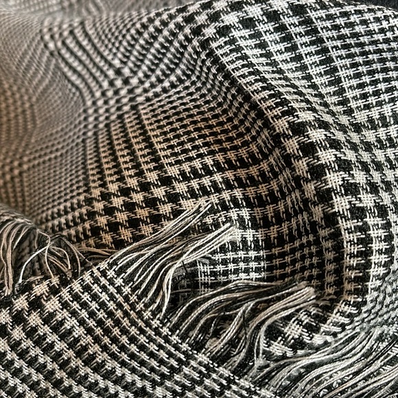 VERA NEUMANN DESIGNER SCARF (Black & White) Houndstooth Design.  MADE IN JAPAN - Picture 5 of 5